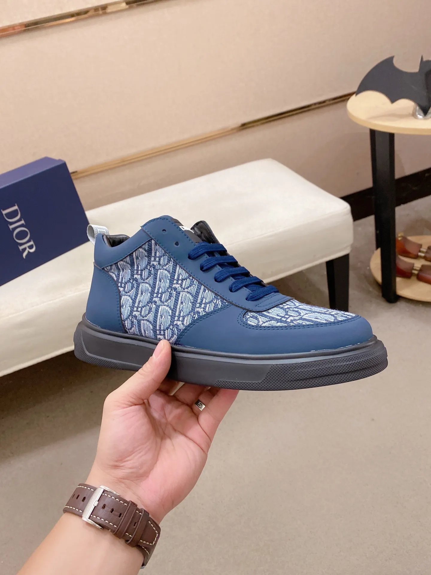 Men's shoes💰 440💰🇮🇹🇮🇹Dior d The new high-tops are on sale at the same time at the counter. The uppers are 🇮🇹 Italian imported first-layer cowhide, and the fully imported sheepskin lining is 💪💪. It is a complete 1⃣️ to 1⃣️ replica 🇮🇹💪💪. ⚠Sole: The original sole is specially provided by the original factory. The exclusive movable molded sole is super comfortable. ⚠Original factory follow-up goods, 🔍🔍high quality, you can enter and exit the counter at will, welcome to compare⚠. Code number:38-44